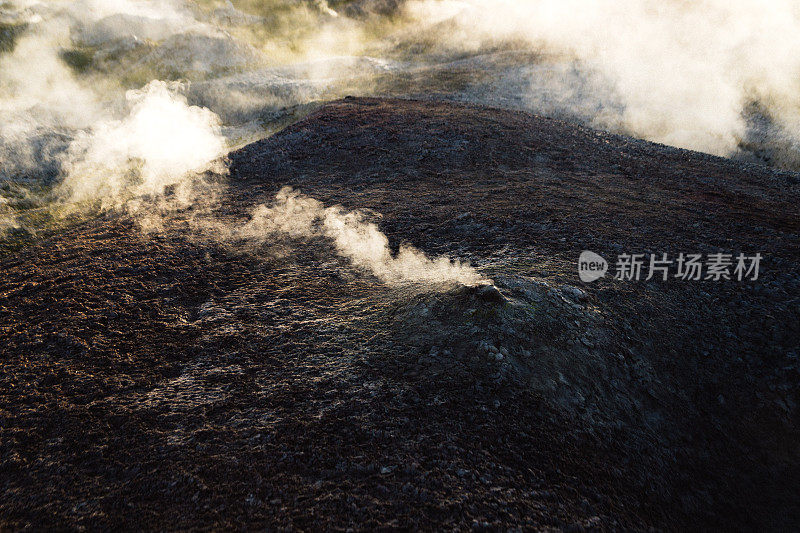 近距离观看地热景点在Sol de Mañana公园在Altiplano，玻利维亚